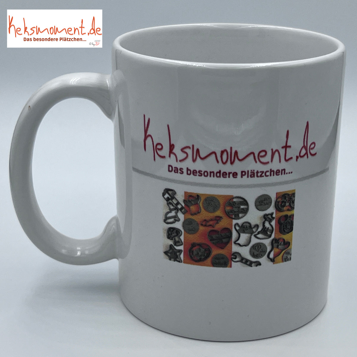 Weiße bedruckte Tasse mit großem seitlichem Henkel in frontaler Nahansicht ohne Hasenmotiv.