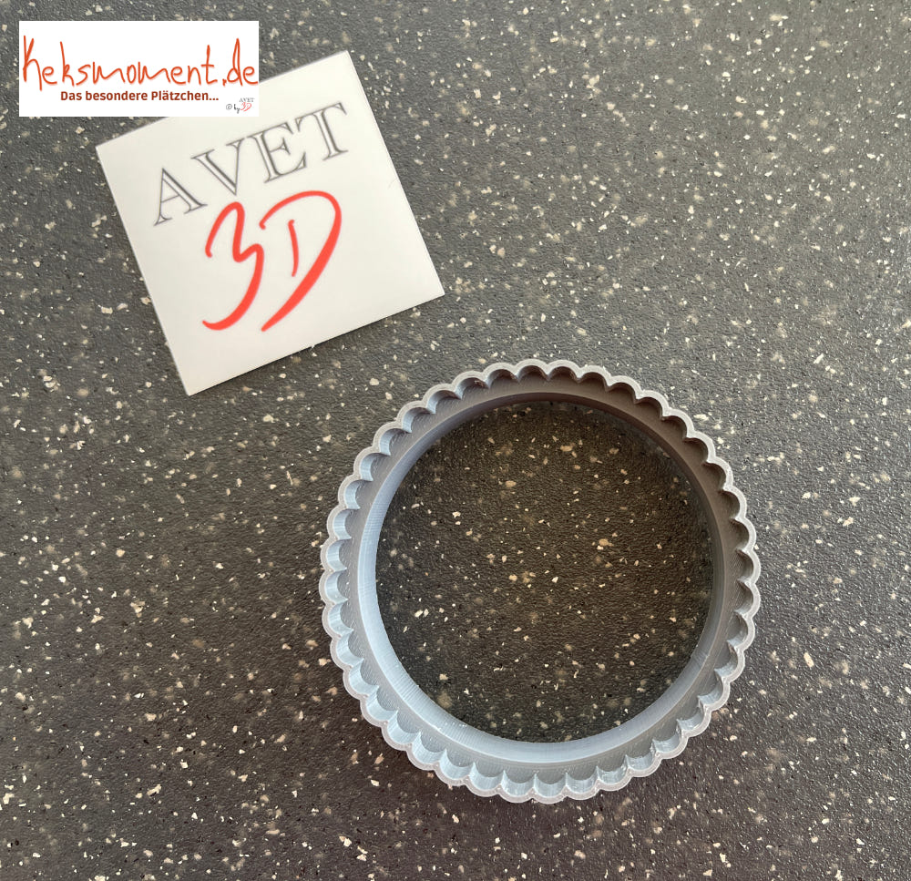 Runder Ausstecher schräg von oben mit sichtbarer Wand und gewelltem Rand.