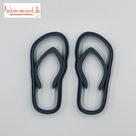 Zweiteiliges Flip-Flop-Ausstecherset vollständig von oben auf hellem Hintergrund.