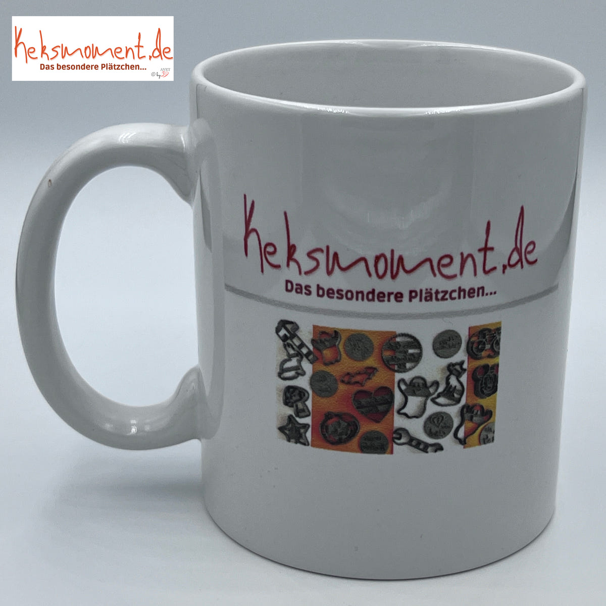 Weiße bedruckte Tasse mit großem seitlichem Henkel in frontaler Nahansicht ohne Hasenmotiv.
