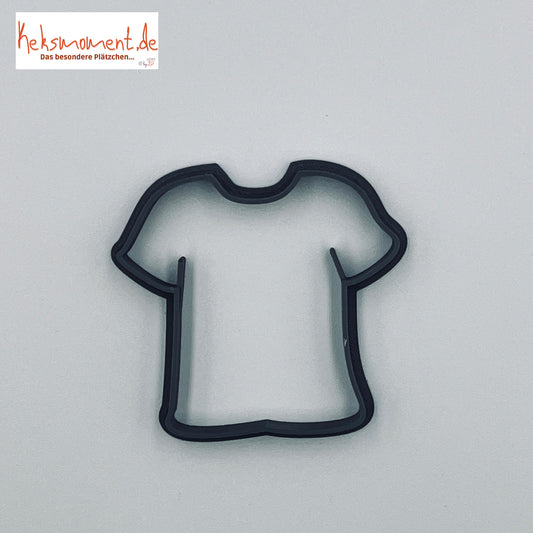 T-Shirt-Ausstecher vollständig von oben auf hellem Hintergrund.