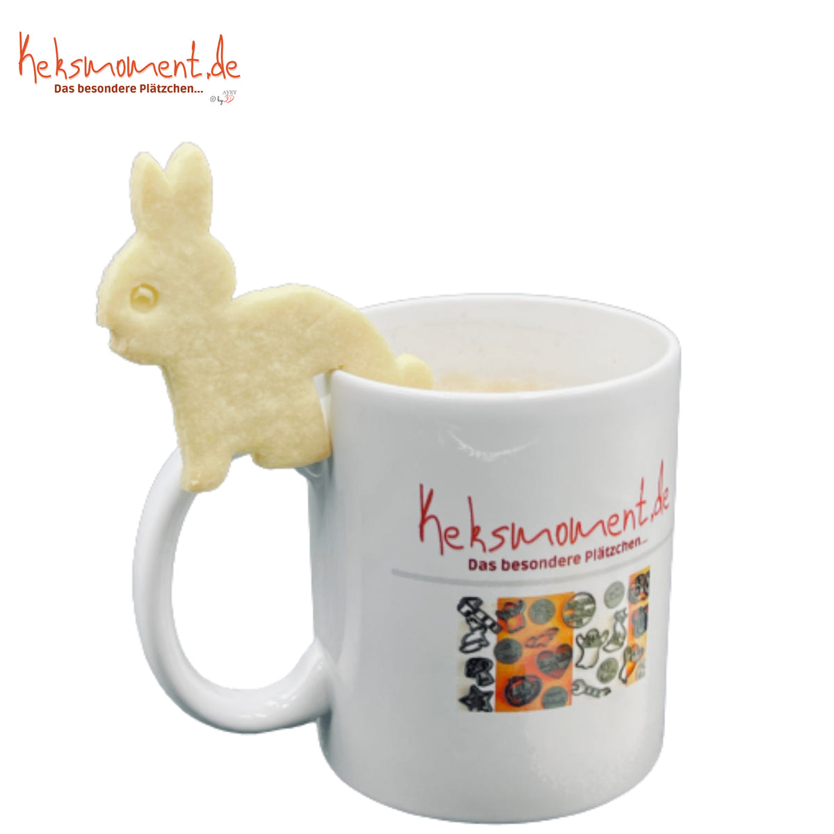 Hasenmotiv am Rand einer weißen Tasse mit seitlichem Henkel vor weißem Hintergrund.
